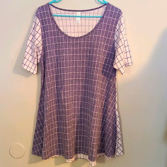 LuLaRoe Tops - EUC Lularoe Perfect T top